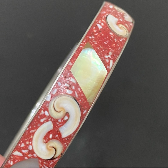 Vintage Unsigned Enamel Inlay Mother of Pearl and Shell Bangle Bracelet - Picture 12 of 13